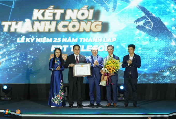 FPT Telecom nhận bằng khen của Bộ Thông tin Truyền thông trong sự kiện tại Hà Nội, 8/11. Ảnh: FPT Telecom