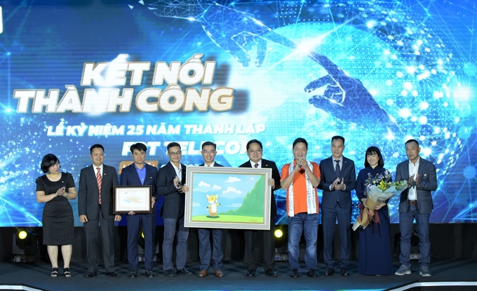 Lãnh đọa Tập đoàn FPT trao bằng khen cho FPT Telecom. Ảnh: FPT Telecom